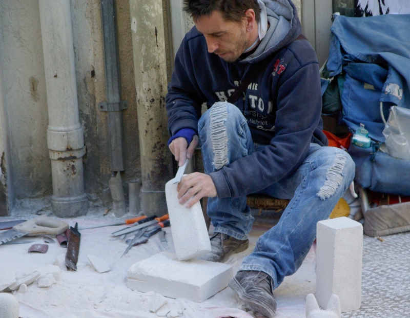 tailleur-pierre-VALBONNE-min_artisan_stonecutter_sculpture-1085967